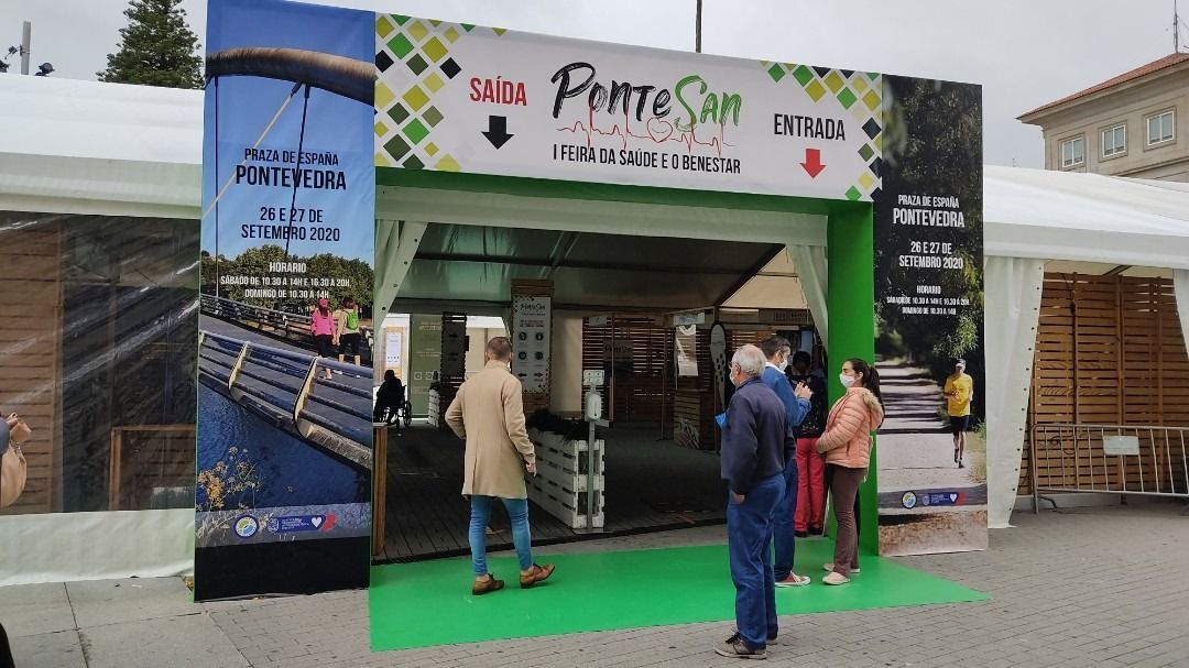 Un grupo de personas está de pie frente a una tienda de campaña.