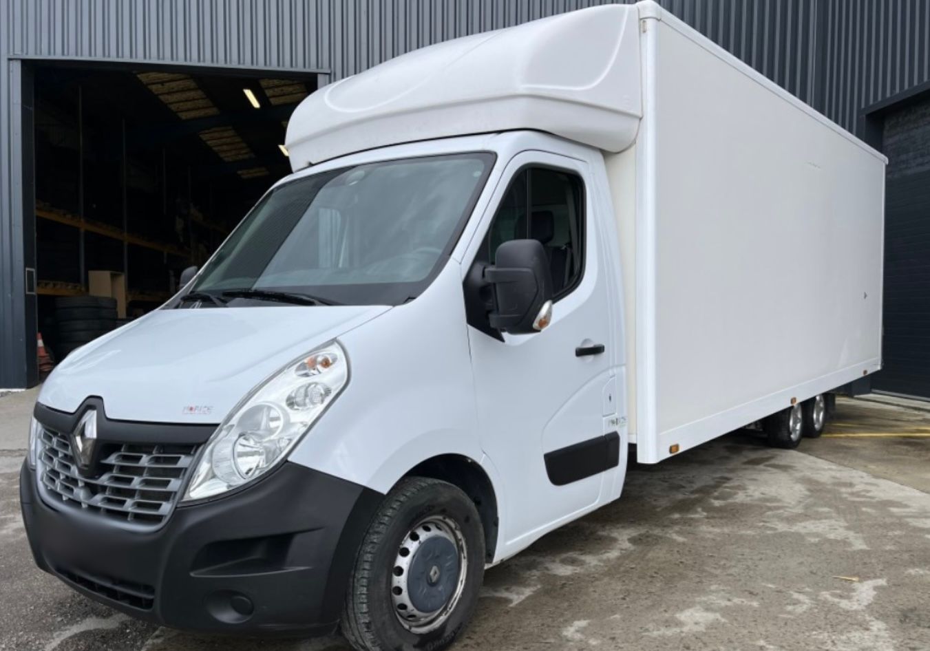 Camion blanc de chez Sîrcà Déménagement