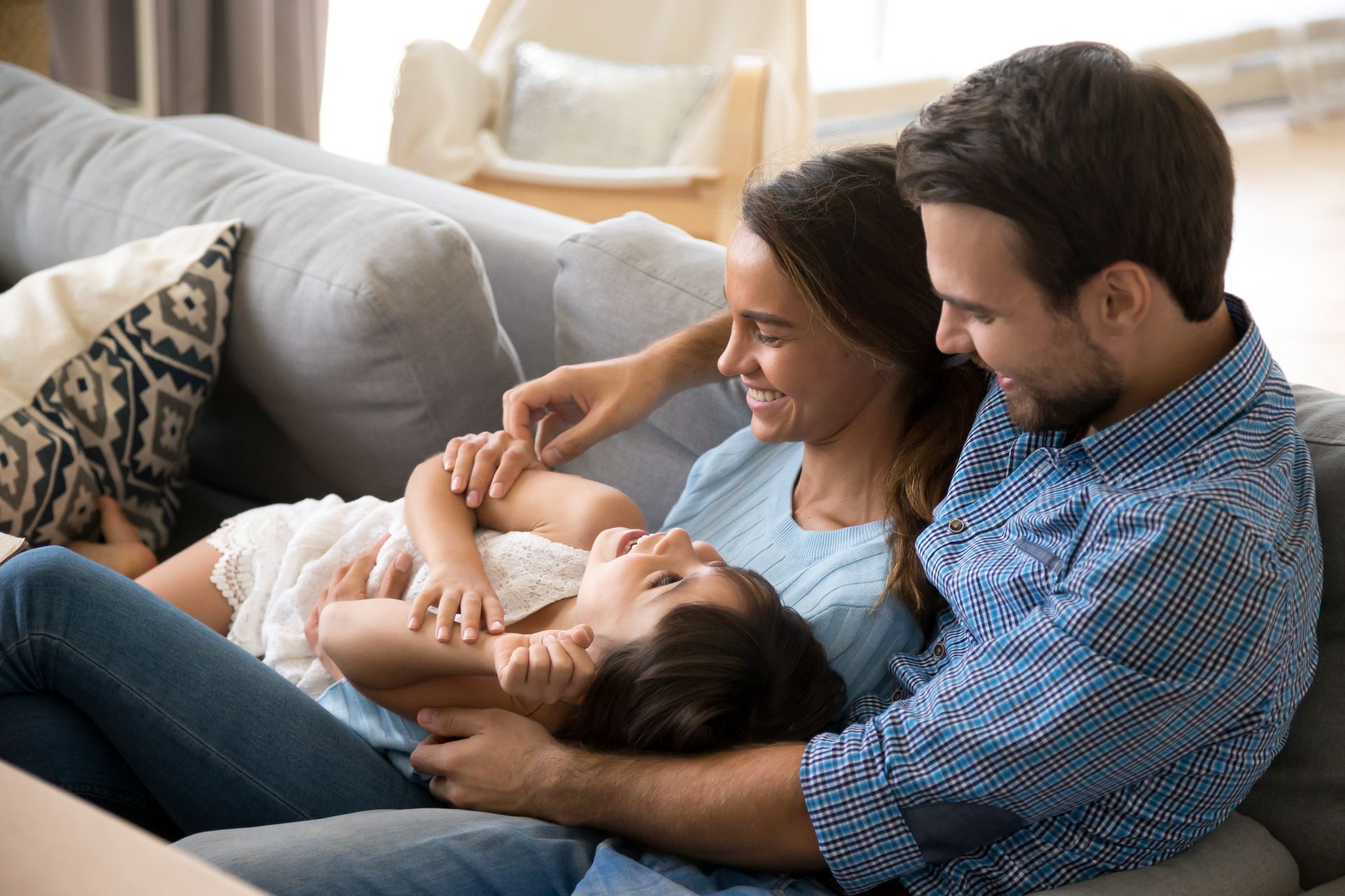 Famille heureuse dans un salon