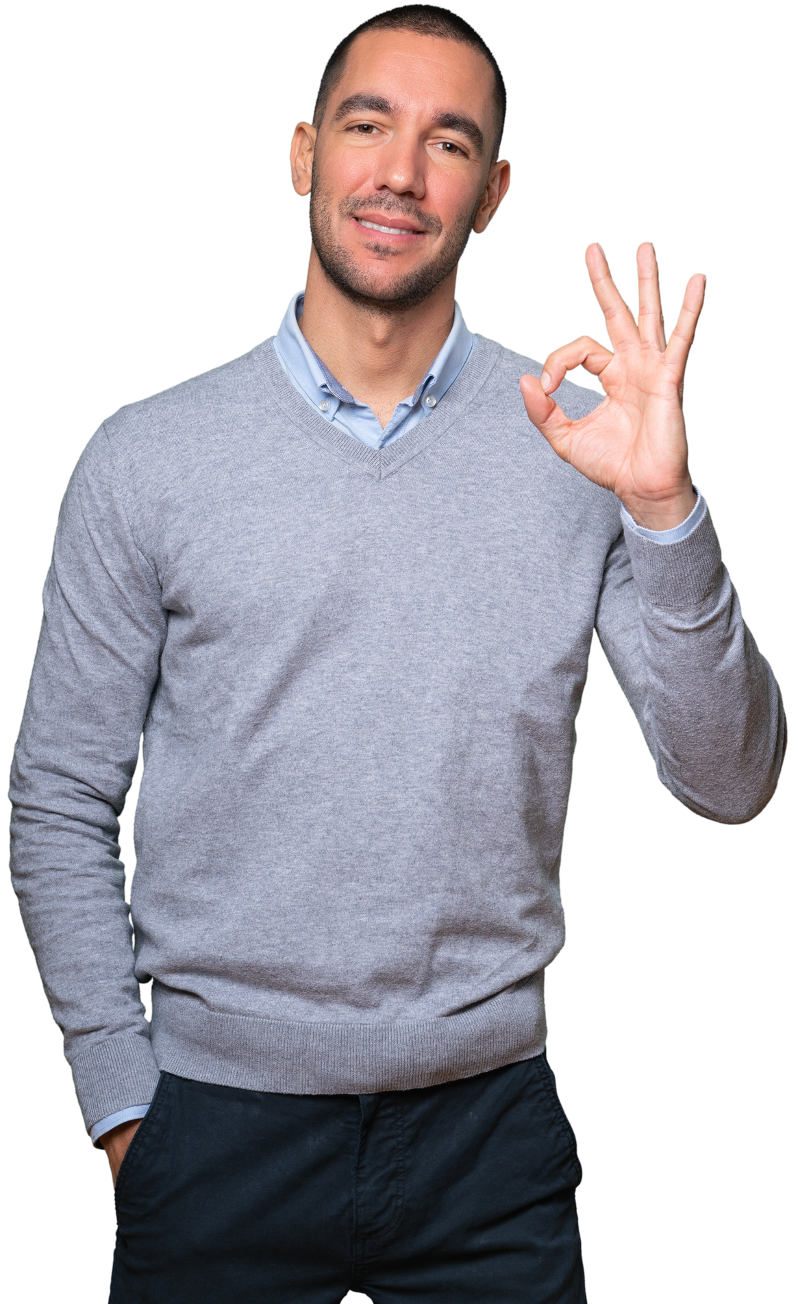 Homme en pull gris faisant un signe de satisfaction