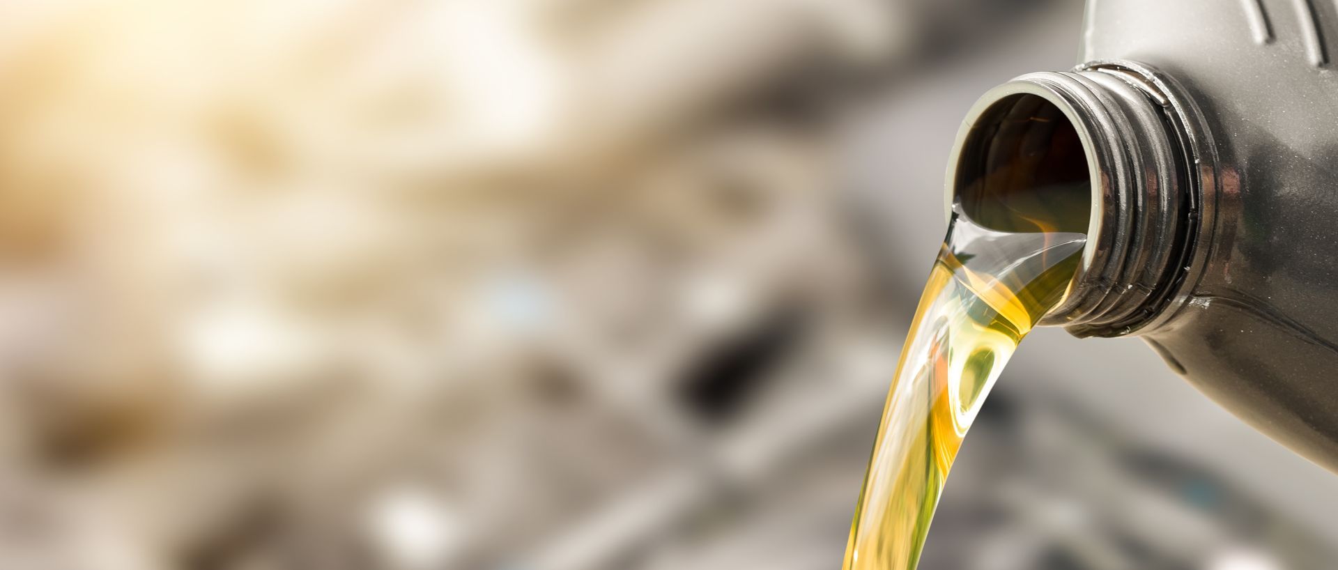 Gros plan sur du gasoil qui coule d'un bidon