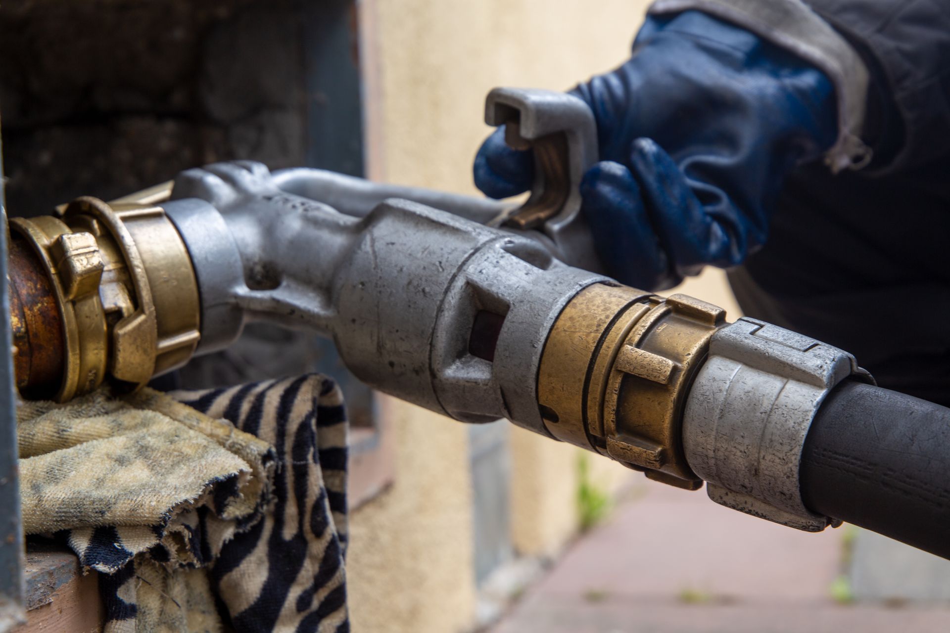 Professionnel livrant du fioul dans une maison