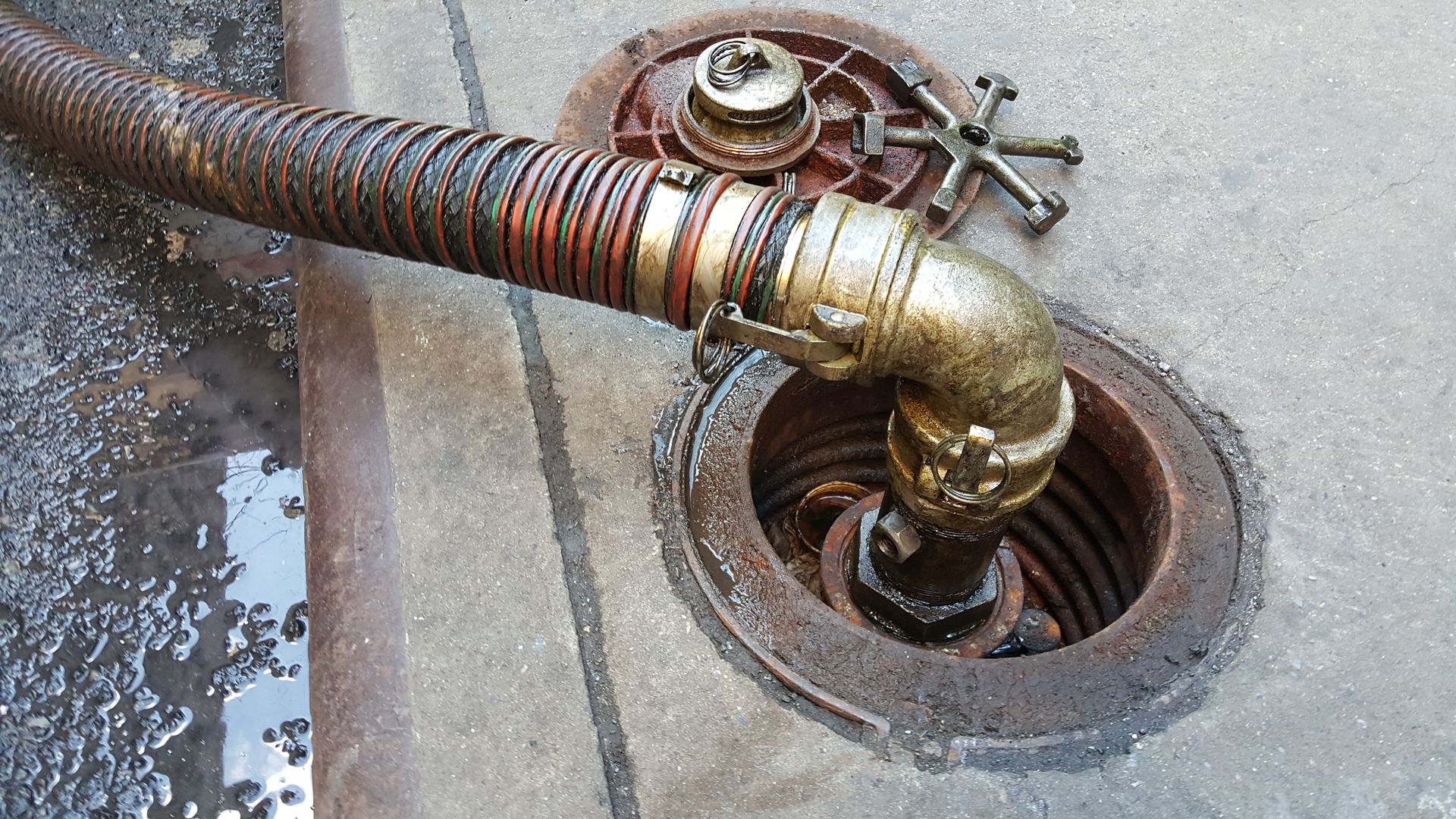 Tuyau de livraison de fioul raccordé à une cuve souterraine