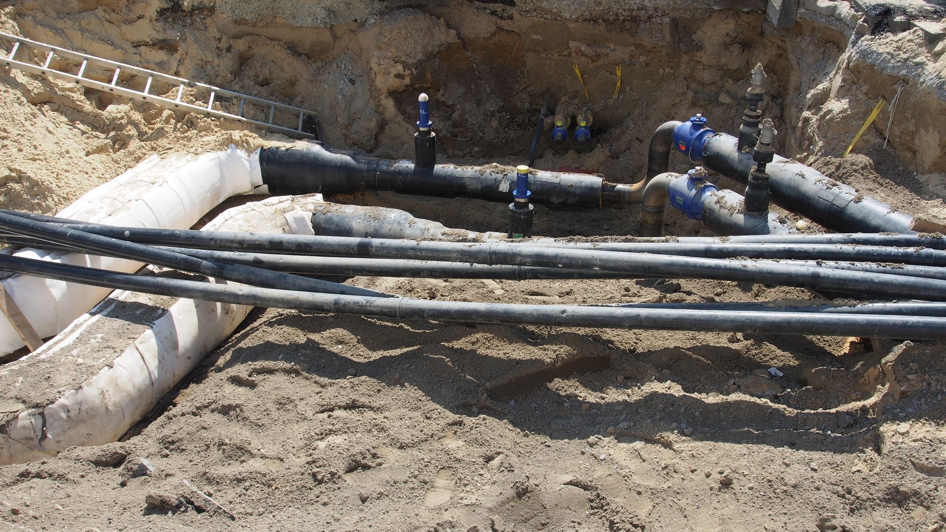 Tuyaux d'eau dans un sol