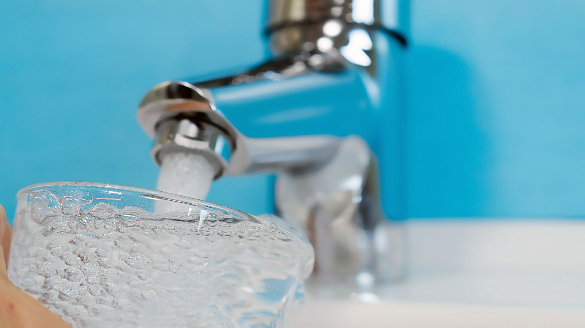 Gros plan d'un verre rempli d'eau