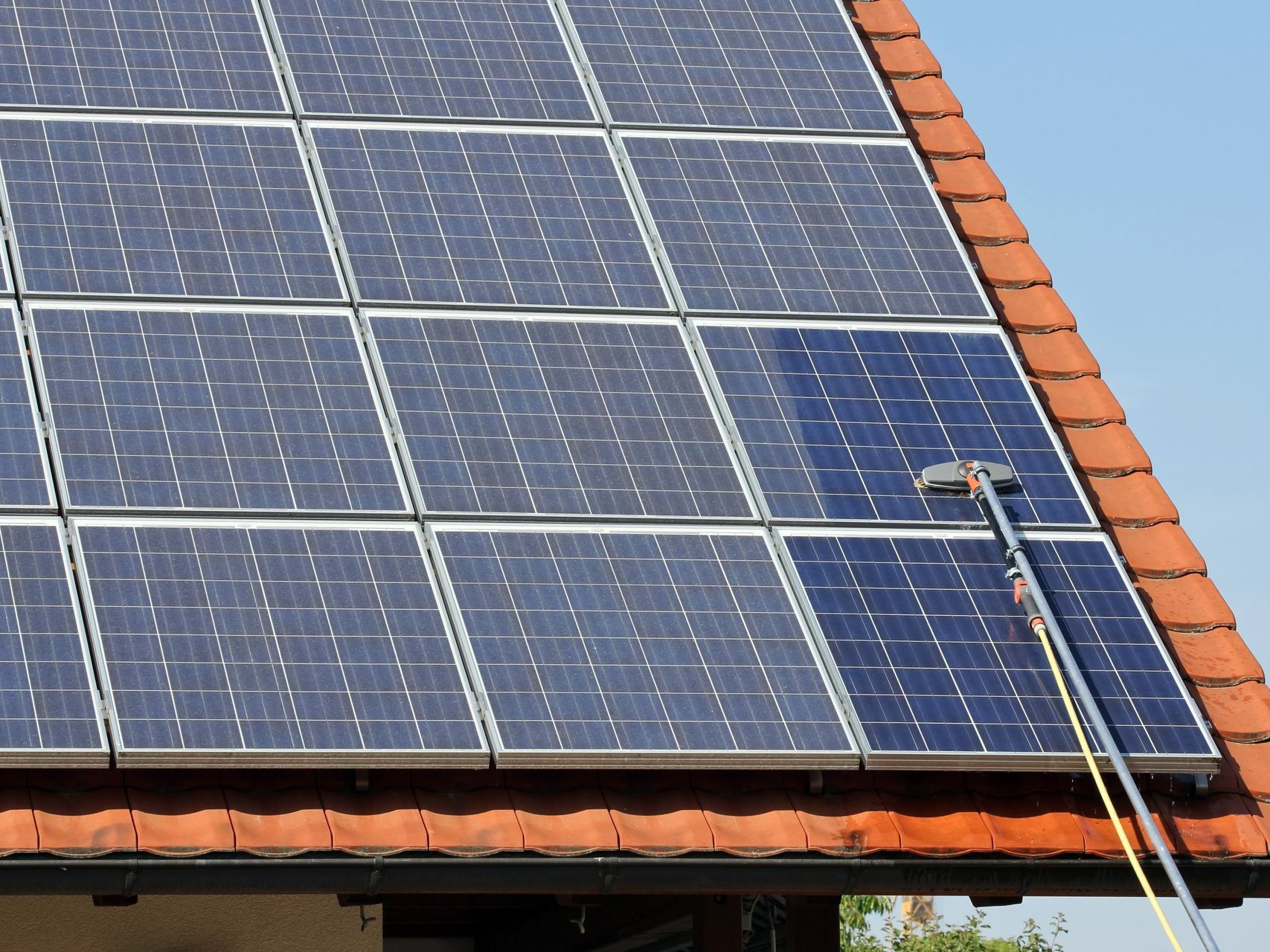 Nettoyage de panneaux solaires avec machine à bras en carbone
