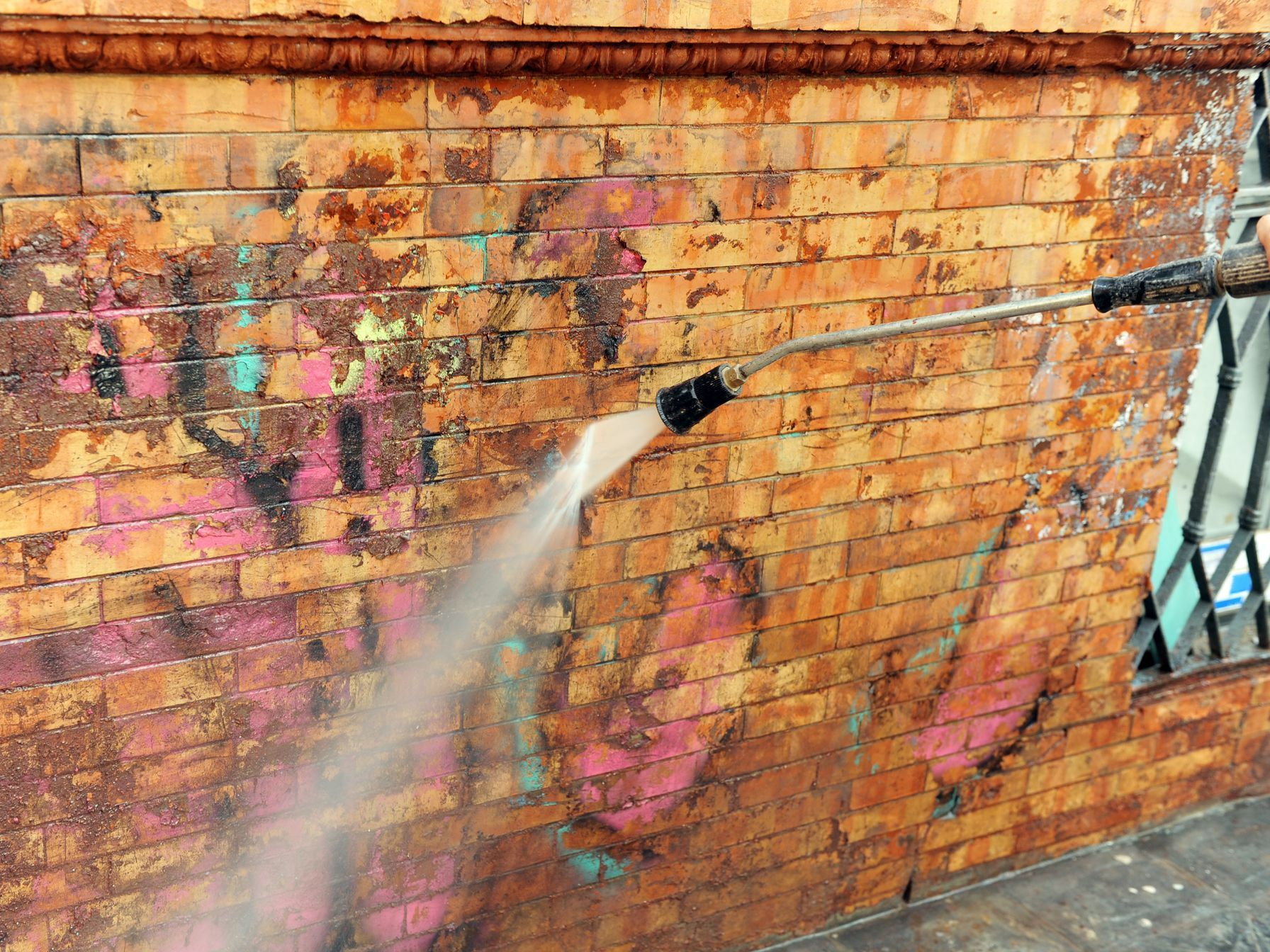 Nettoyage de graffitis au jet à haute pression