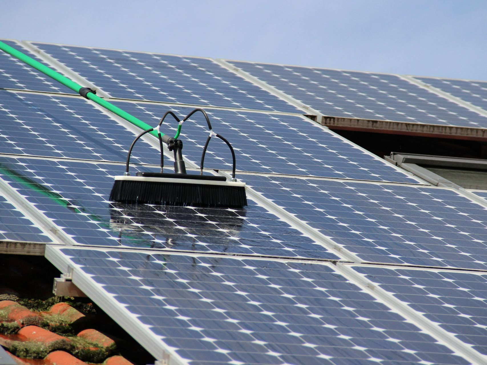 Nettoyage de panneaux solaires avec équipement spécialisé