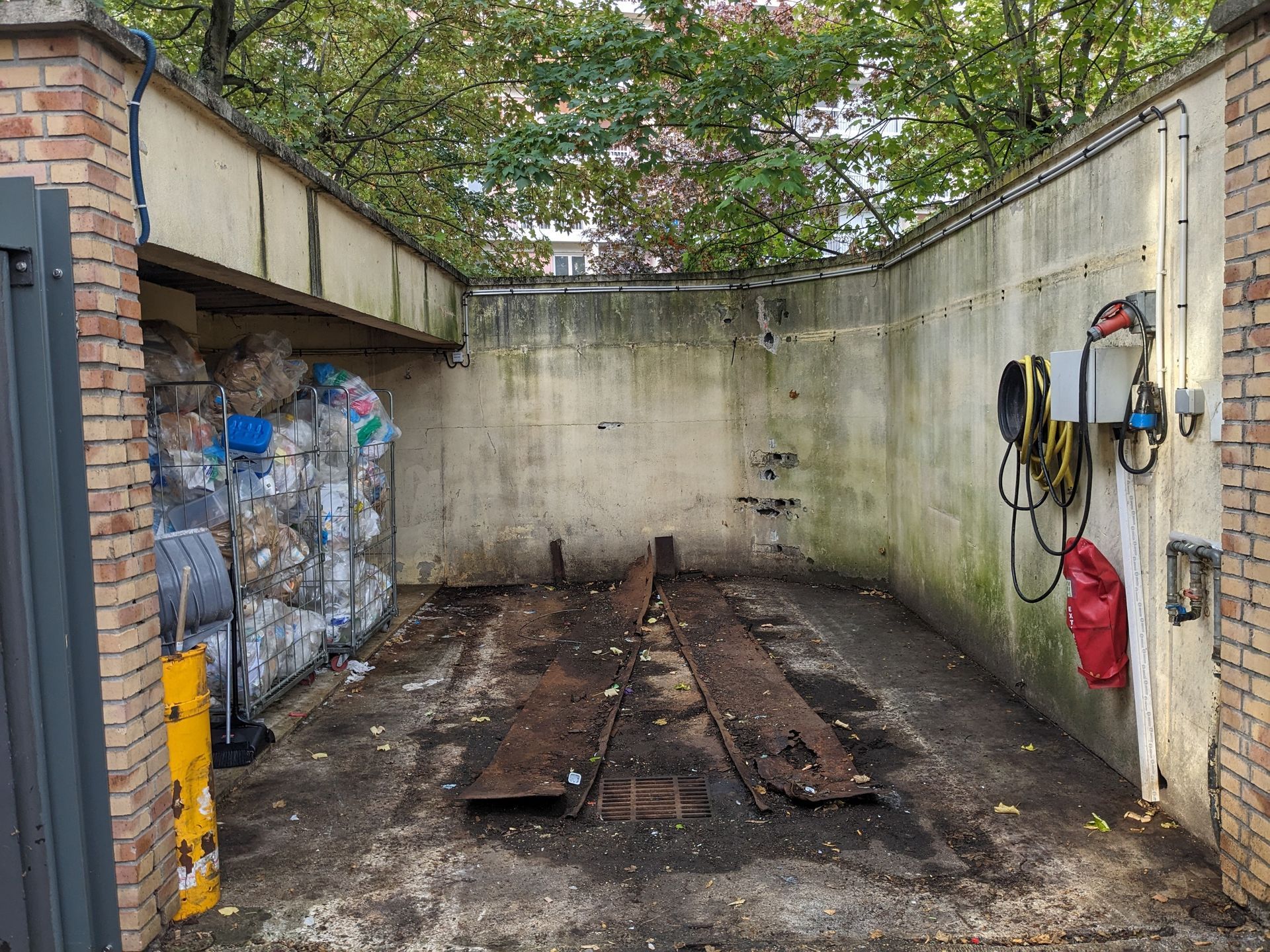 Espace industriel avec un chariot de nettoyage