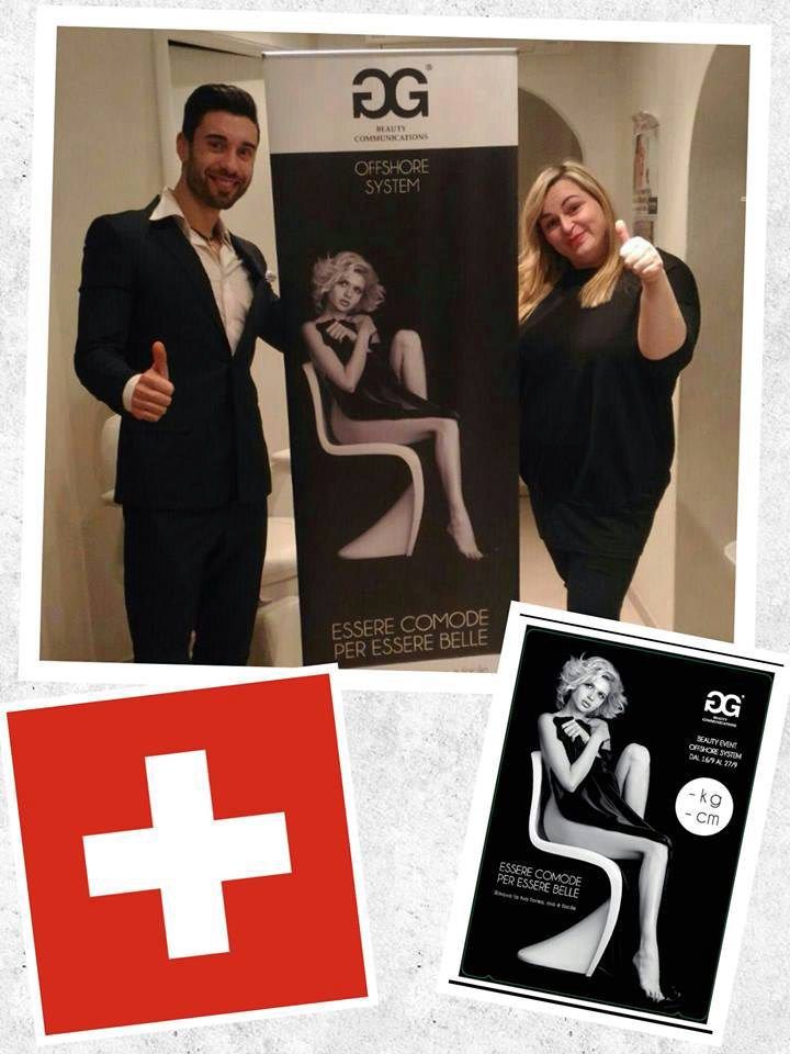 Un uomo e una donna in piedi accanto a un cartello che dice dg