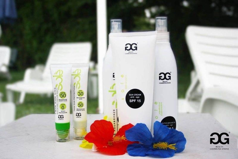 Un tavolo con una bottiglia di lozione e un tubetto di balsamo per le labbra