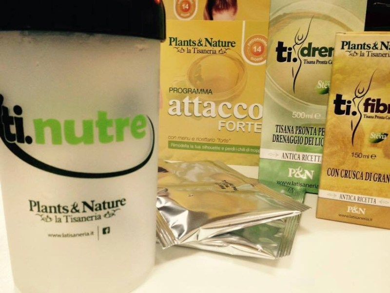 Una bottiglia di piante e natura si trova accanto a una scatola di attacco forte