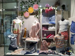 Escaparate de tienda de ropa con maniquíes que muestran lencería, ropa de estar en casa