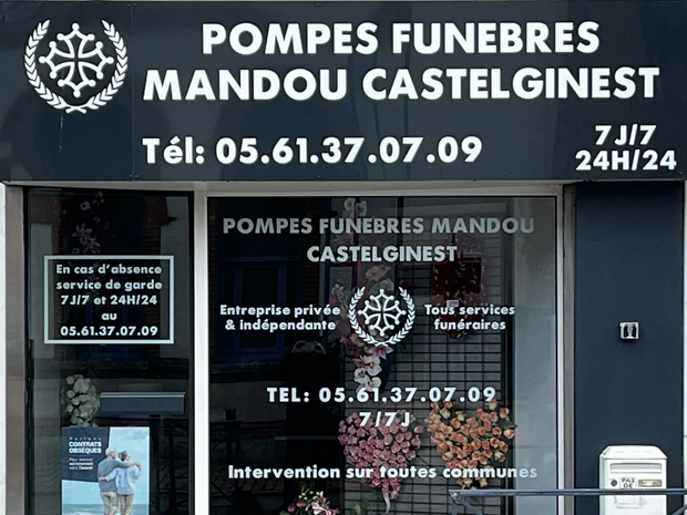 Panneau Pompes Funèbres Mandou Castelginest, entreprise de pompes funèbres. Texte blanc sur fond noir, avec leur numéro de téléphone et les informations concernant leur service disponible 24h/24 et 7j/7.