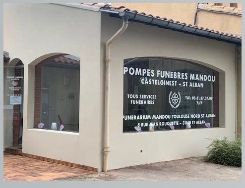 Camions garés devant les pompes funèbres.