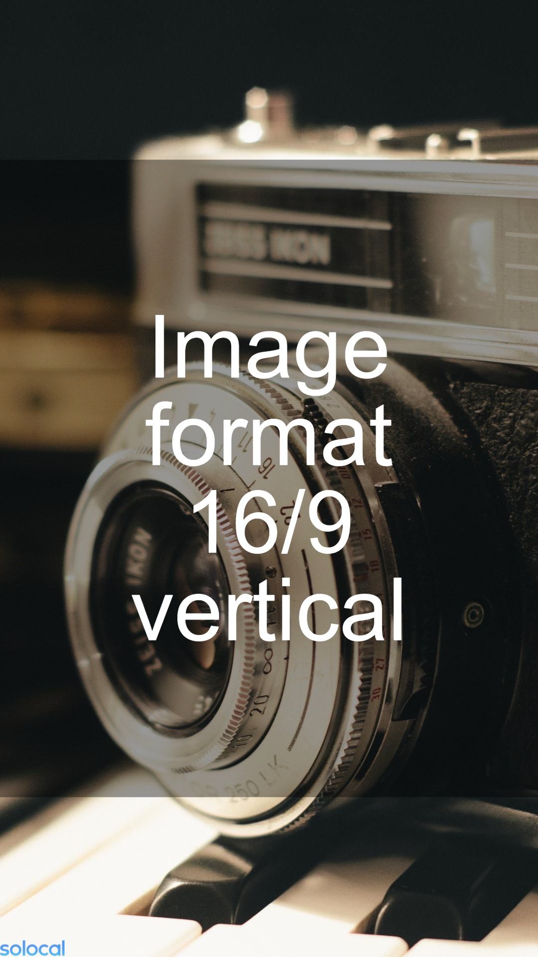Gros plan sur l'objectif et le boîtier d'un appareil photo ancien, posés sur des touches de piano ; composition verticale.