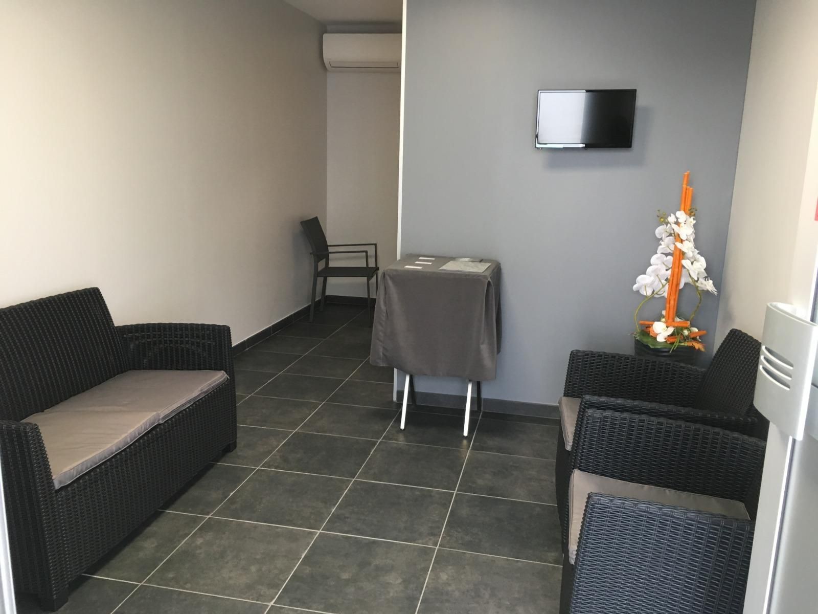 Extérieur de la maison funéraire Pompes Funèbres Mandou à Castelginest-St Alban, avec sa vitrine.