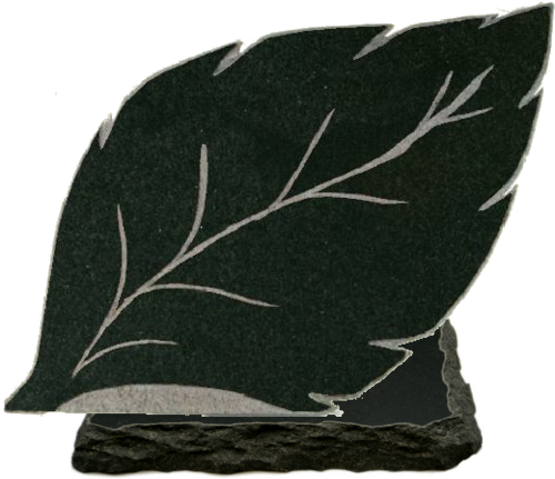 Tombeau en granit gris orné de fleurs et de plaques.