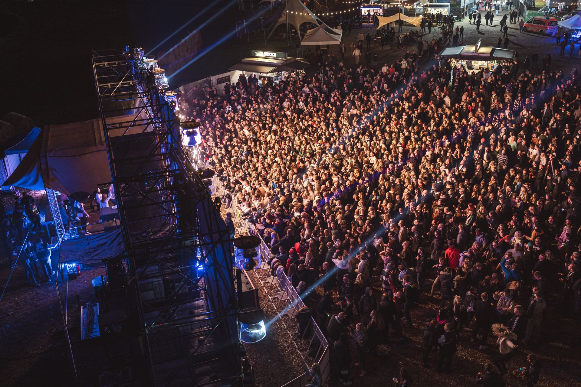 Eine Luftaufnahme einer Menschenmenge bei einem nächtlichen Konzert.