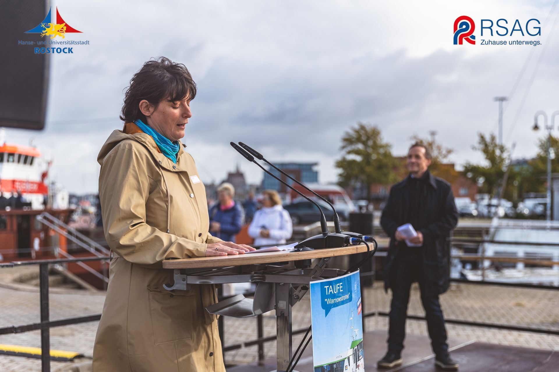 Eine Frau steht an einem Podium und hält eine Rede.