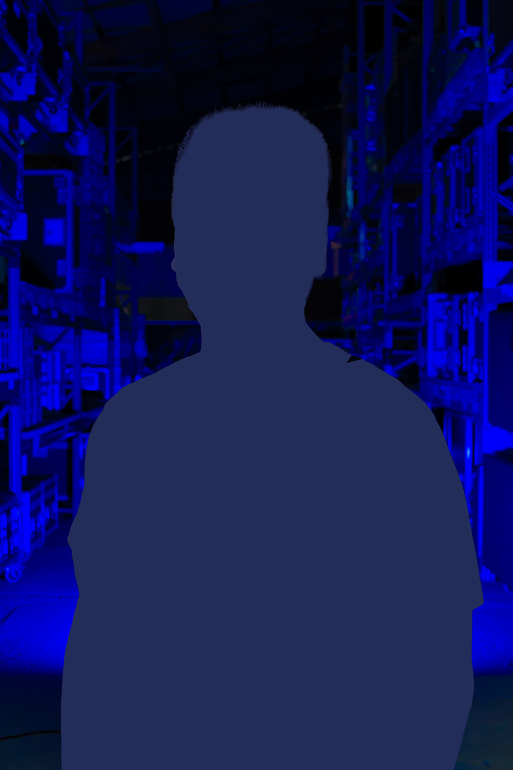 Silhouette einer Person vor Regalen, in blaues Licht getaucht.