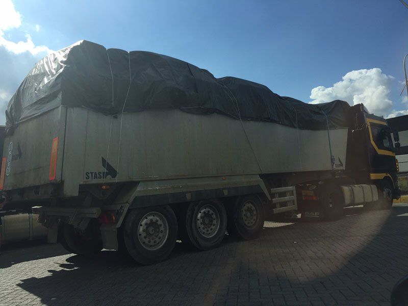 Vrachtwagen aan het reizen