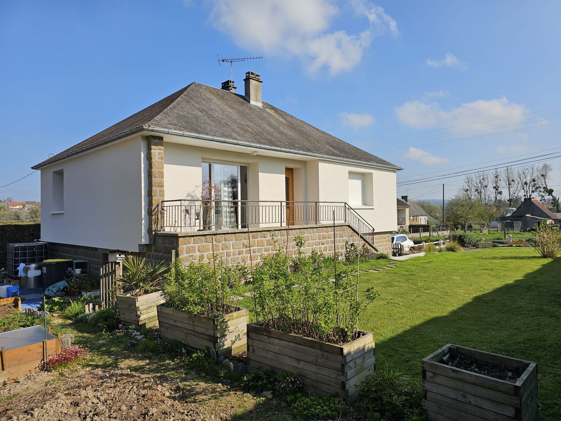 Maison dans les murs extérieurs ont été isolées et repeintes.