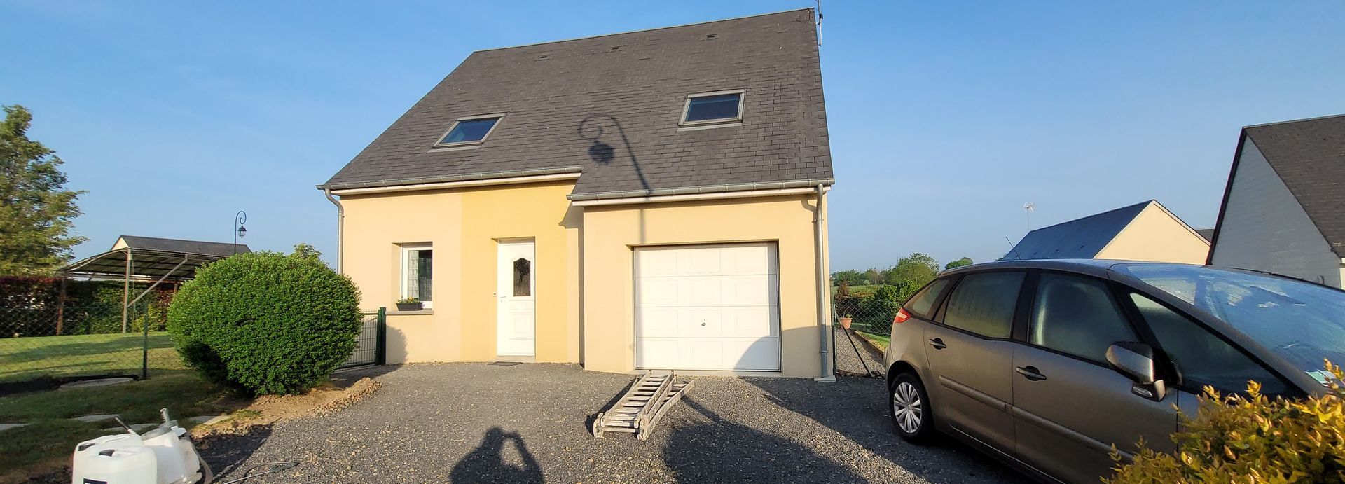 Peinture orangée des façades d'une maison.