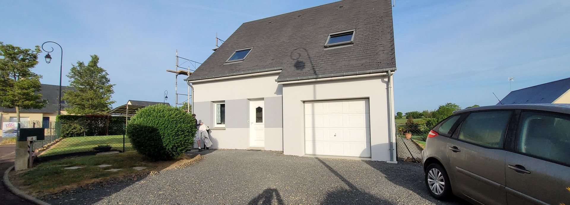 Peinture grise des façades d'une maison.