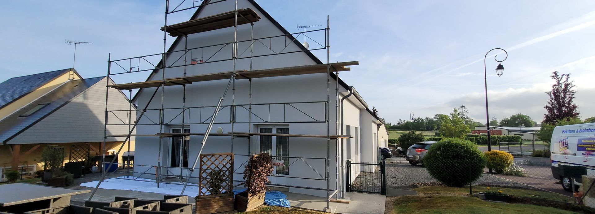 Un échafaudage sur le côté d'une maison.