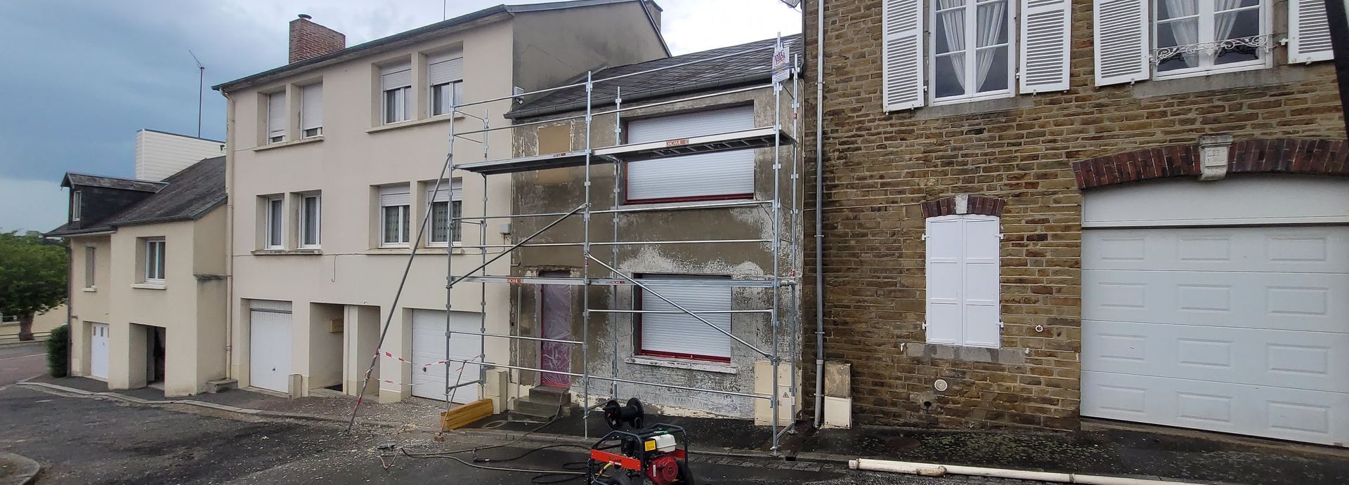 Nettoyage et réparation des murs extérieurs d'une maison de ville.