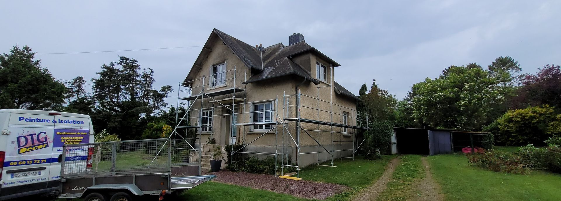 Des échafaudages pour le ravalement des façades d'une maison.