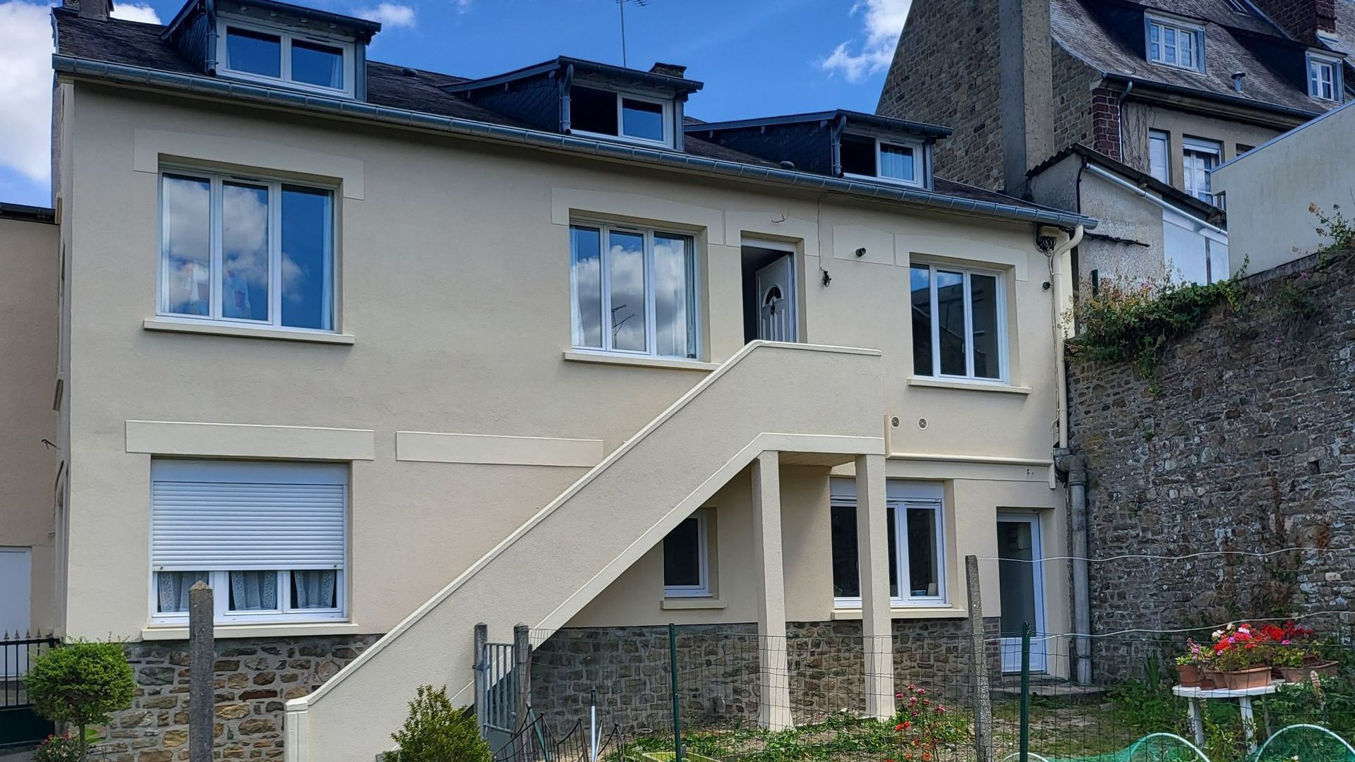 Ravalement de façade d'une maison après travaux.