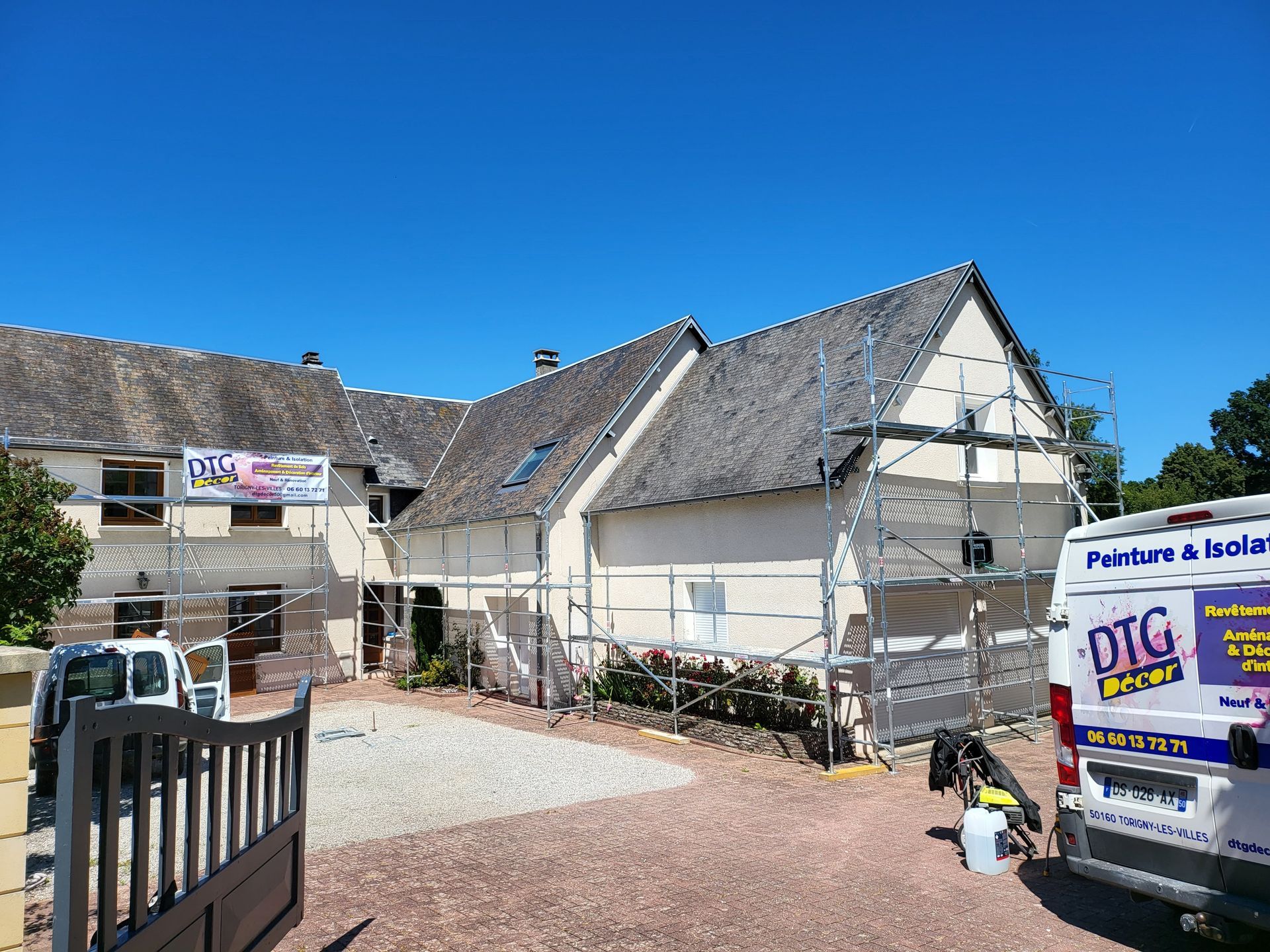 Chantier de peinture d'une grande maison en L.