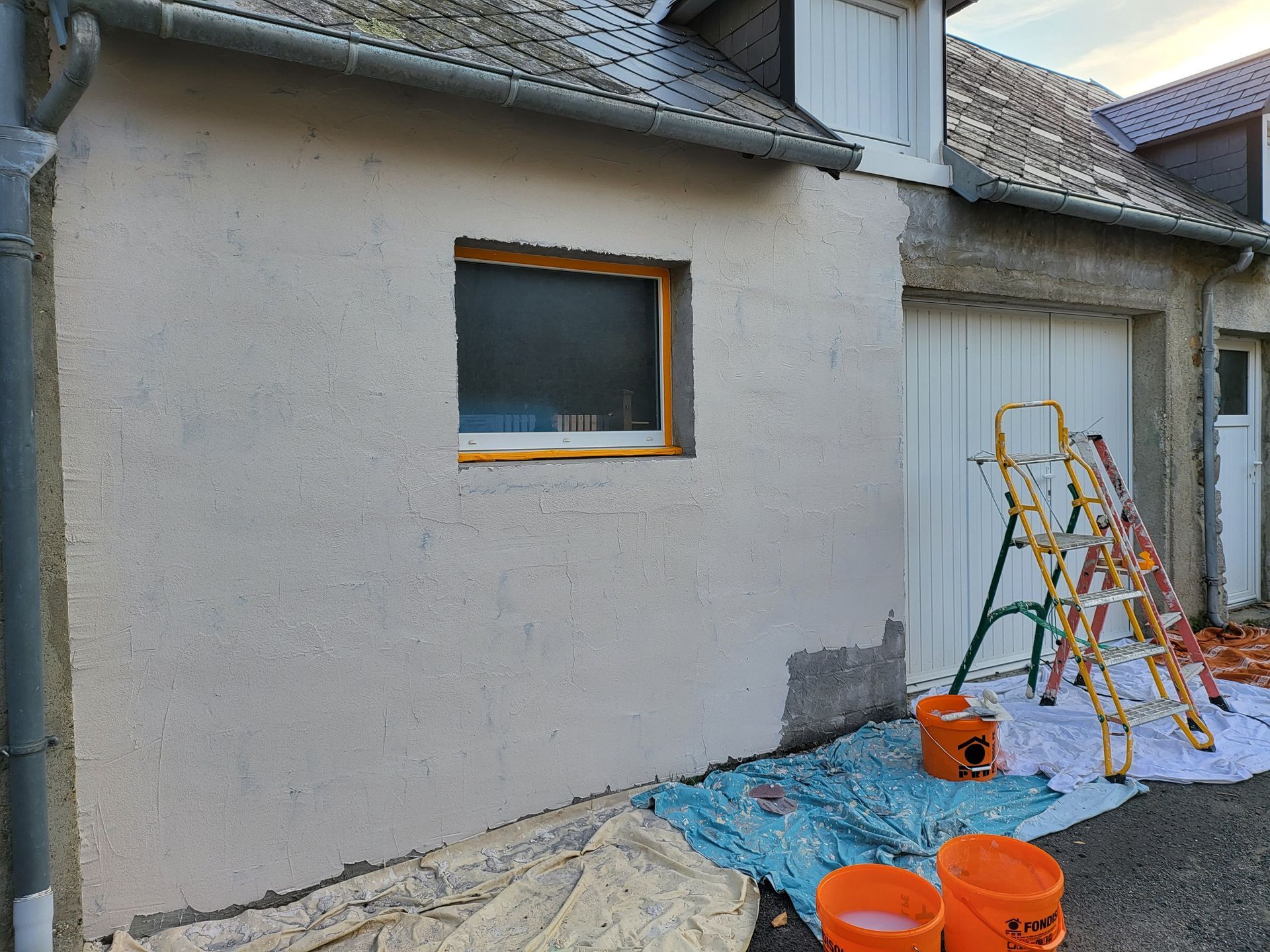 Chantier de peinture extérieure.
