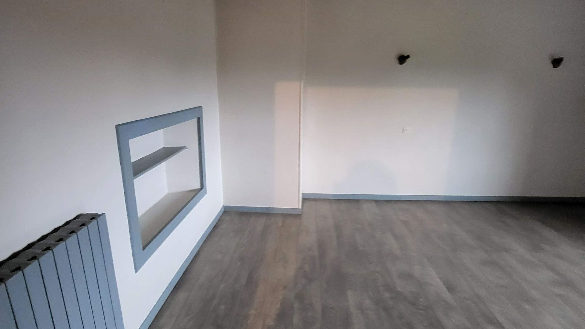 Une pièce avec un nouveau sol en PVC.