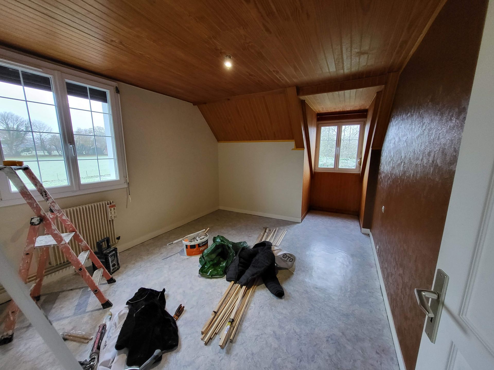 Une chambre en rénovation avant la pose du sol en PVC.
