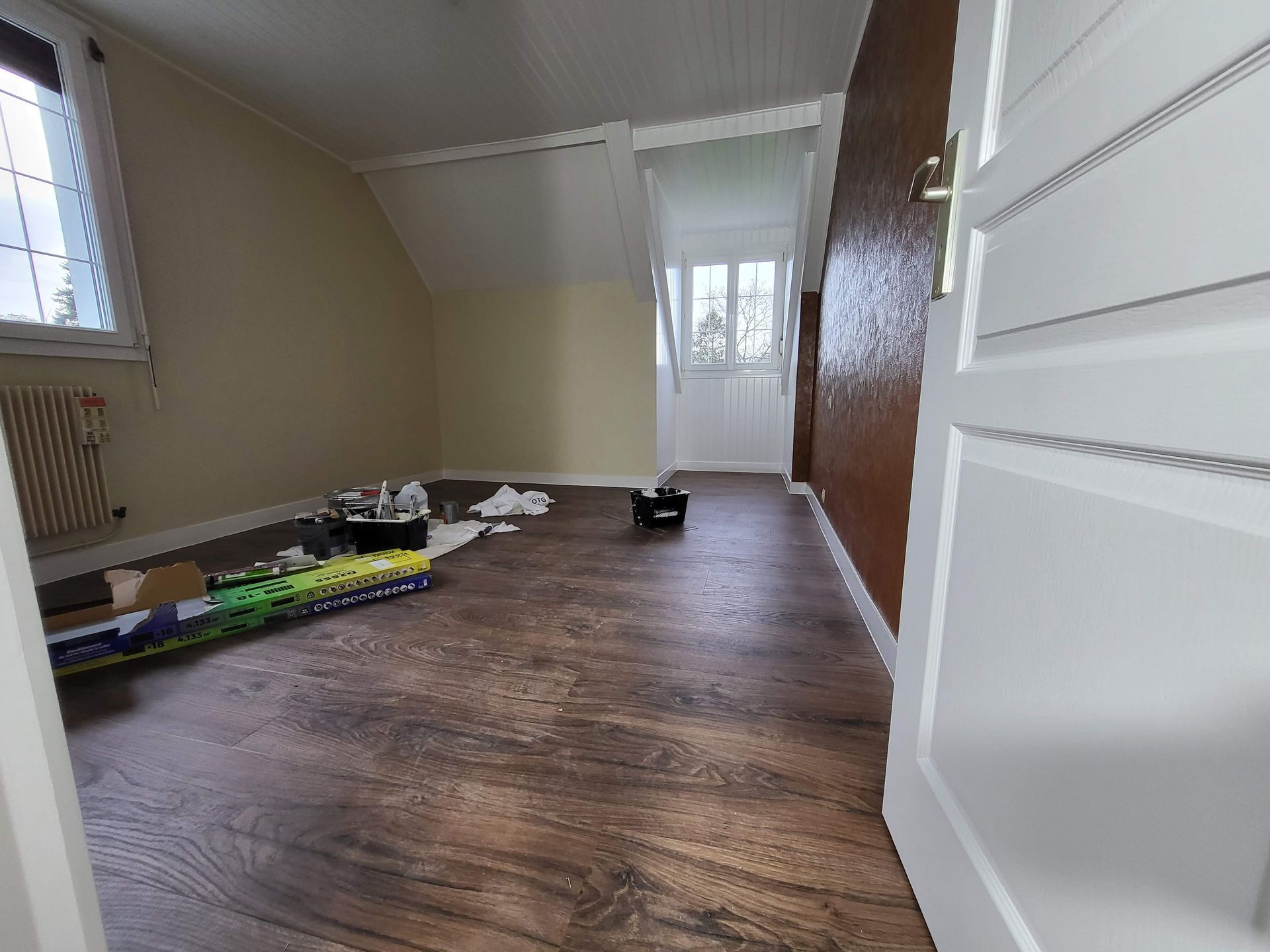Une chambre en rénovation après la pose du sol en PVC.