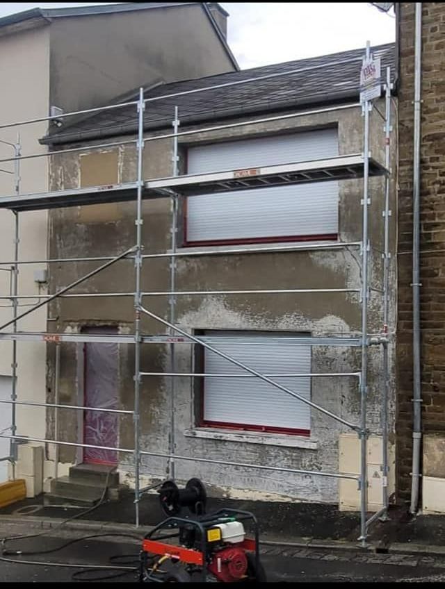 Une façade de maison avant des travaux de ravalement.