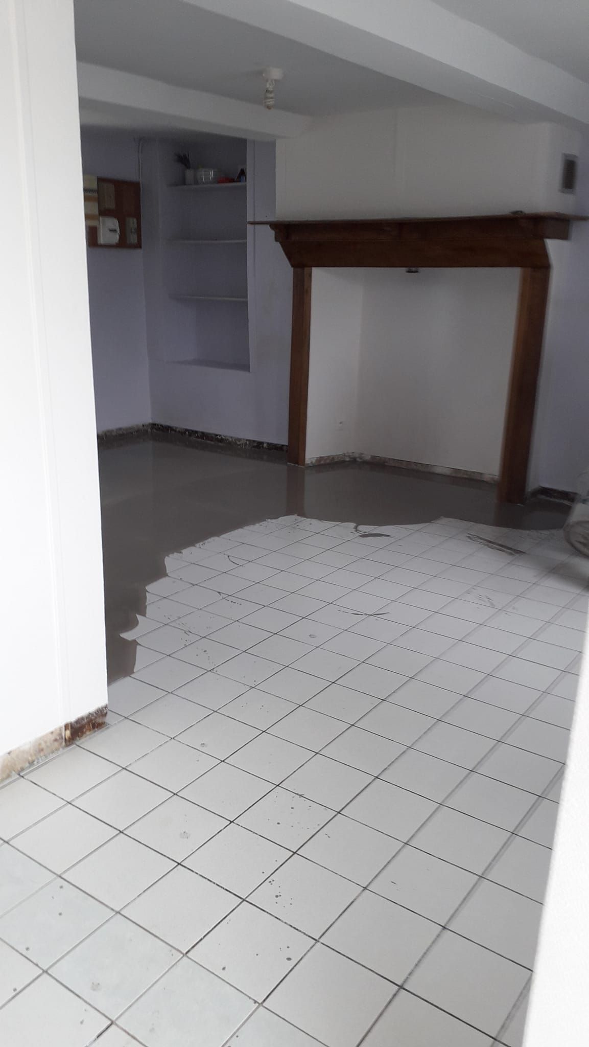 Sol en carrelage recouvert d'une résine.