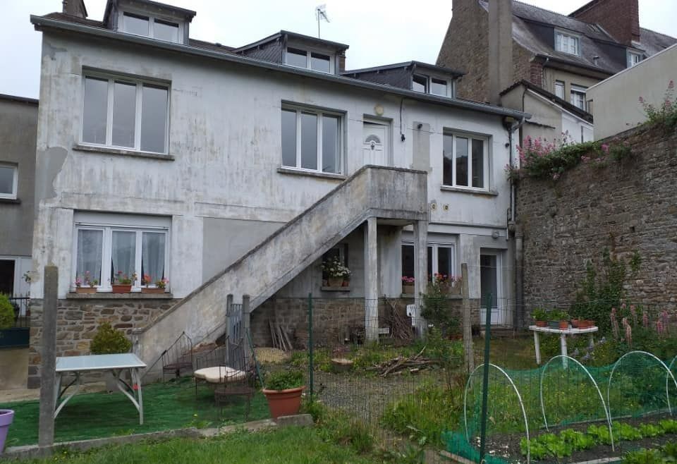 Ravalement de façade d'une maison avant travaux.