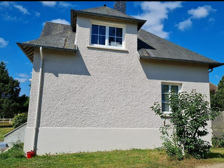 Mur extérieur d'une maison après mise en peinture.