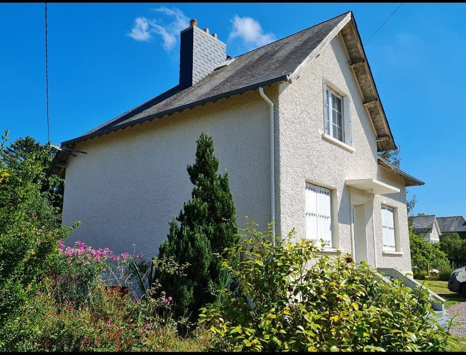 Une petite maison à étage après des travaux de ravalement.