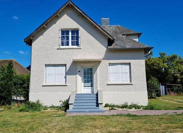 Une maison entourée d'un jardin après  un ravalement de façade.