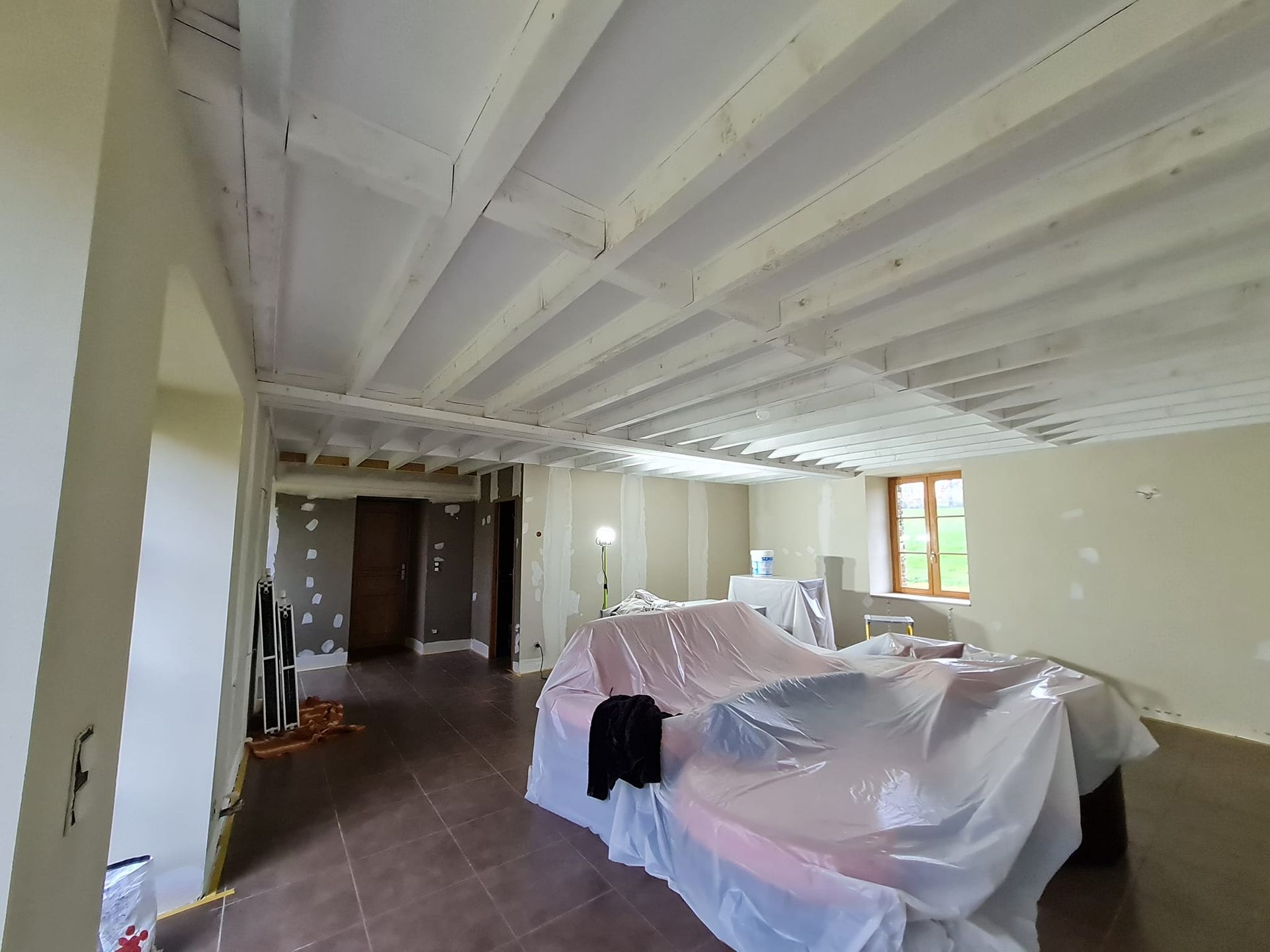 Peinture des murs et plafonds d'une maison ancienne.