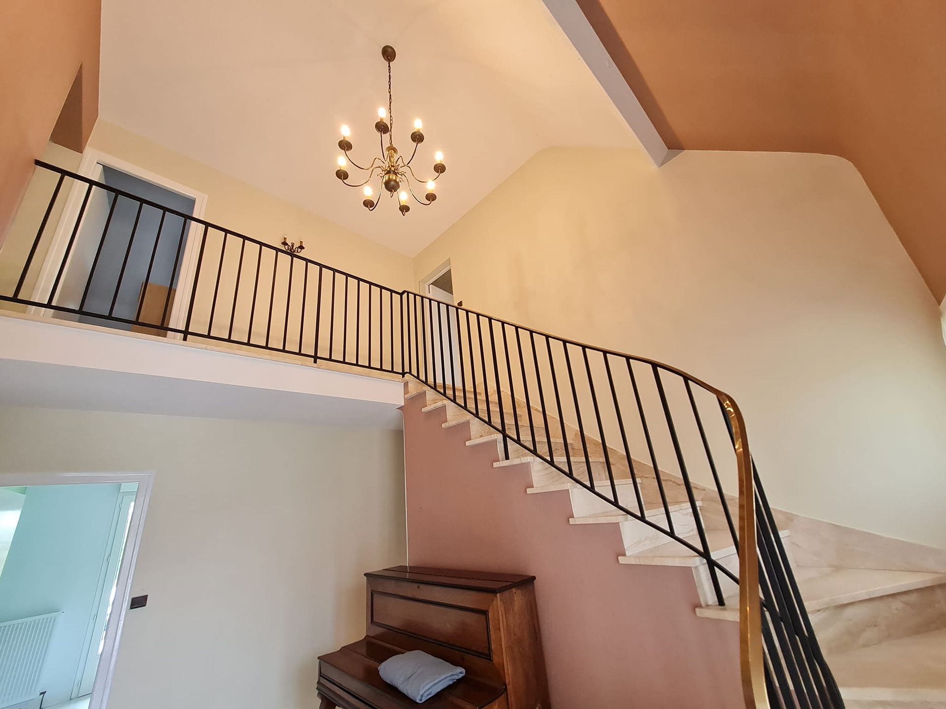 Travaux de peinture d'une cage d'escalier.
