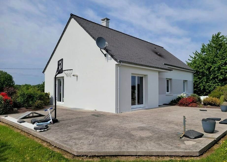 Ravalement de la façade d'une maison avec une peinture grise.