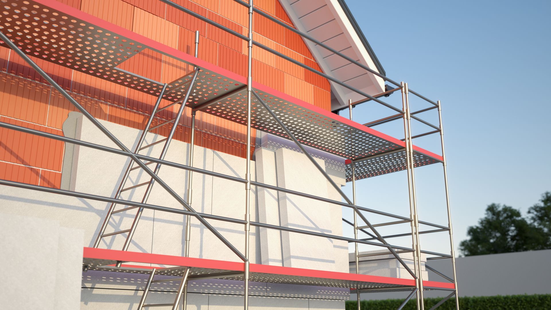 Un échafaudage contre une maison pour l'isolation extérieure.