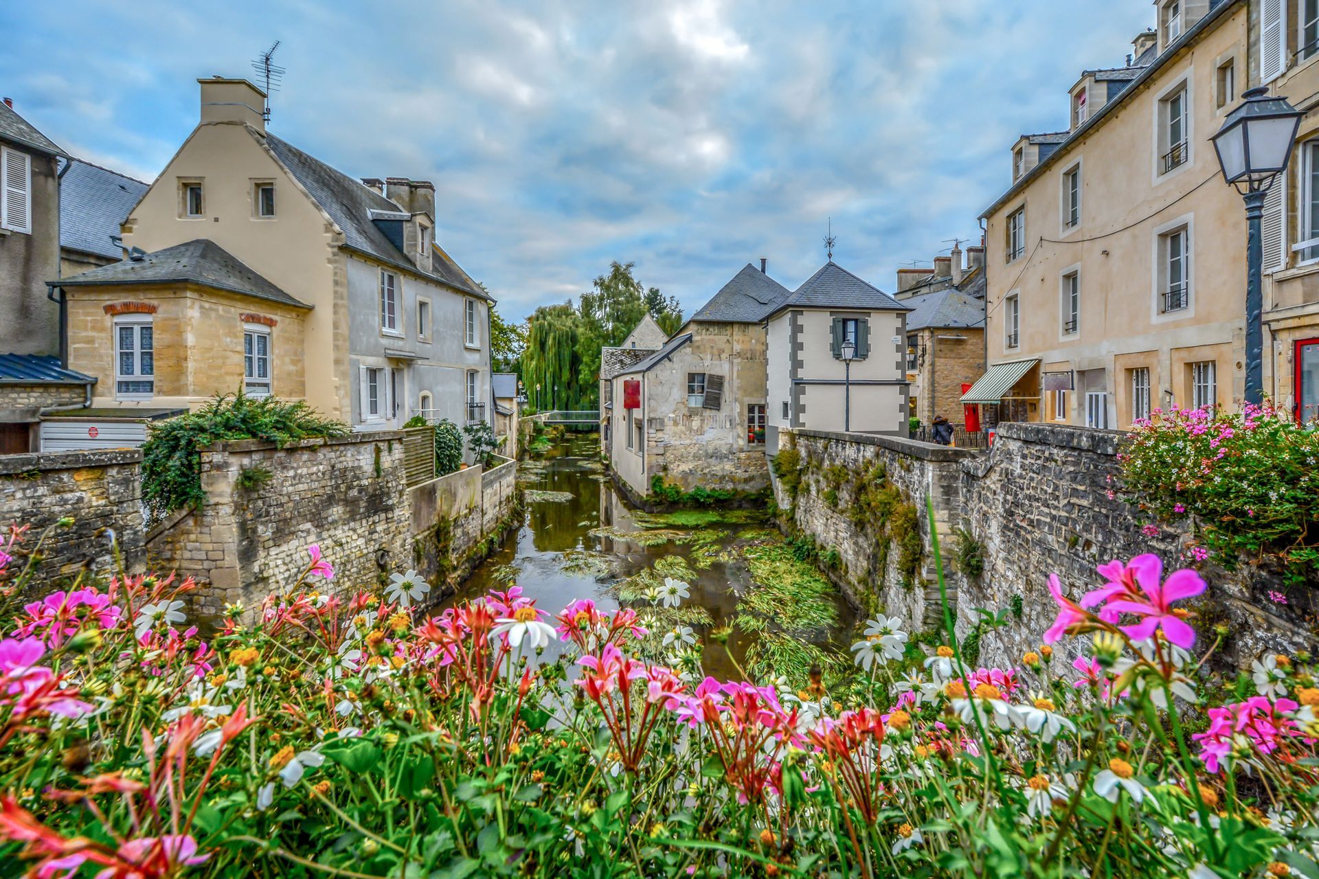Centre historique de Bayeux avec des fleurs en 1er plan.