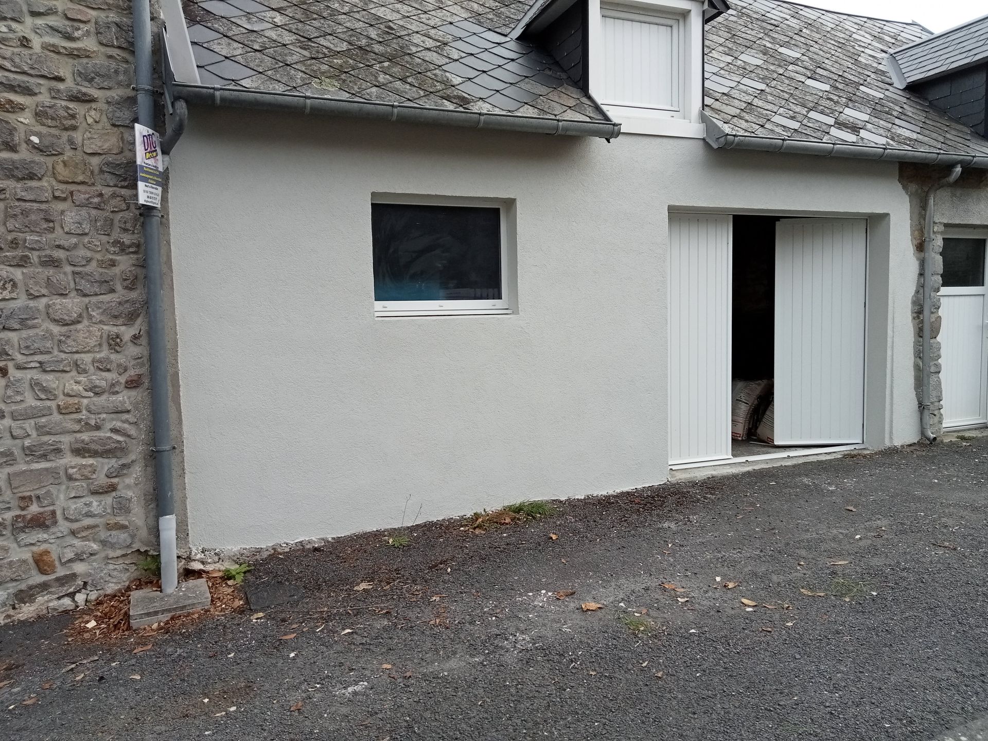 Ravalement de façade du garage d'une maison.